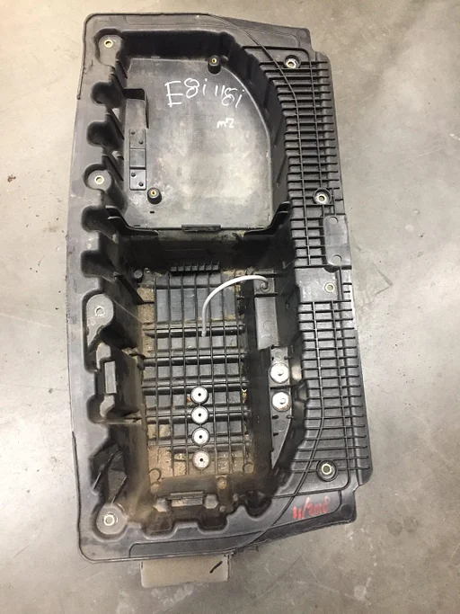 Plastic bak onderin de kofferbak BMW E81