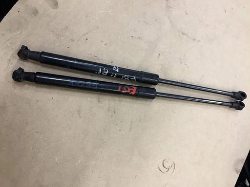 Gasveer motorkap BMW. 1 serie E81 E82 E87 E88