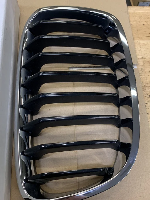 GRILLE / NIEREN RECHTS  BMW F20 F21 SPORT OE 51137262118