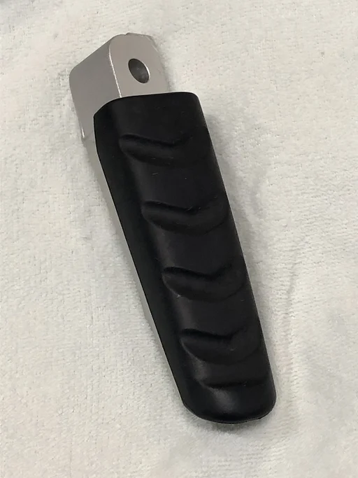 VOETSTEUN RECHTS ACHTER BMW K MODELLEN OE 46717728904	