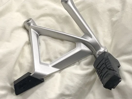 VOETSTEUN RECHTSACHTER BMW K50 K51 OE 8537908