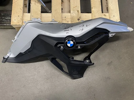 ZIJKUIP RECHTS  Plaque holder, right BMW F750GS F850S OE 8393886