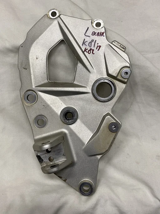 VOETSTEUNPLAAT SCHETSPLAAT LINKS BMW F750GS F850GS OE 46718393175