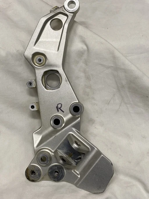 VOETSTEUN SCHETSPLAAT RECHTS BMW F750GS F850GS OE 46718393176