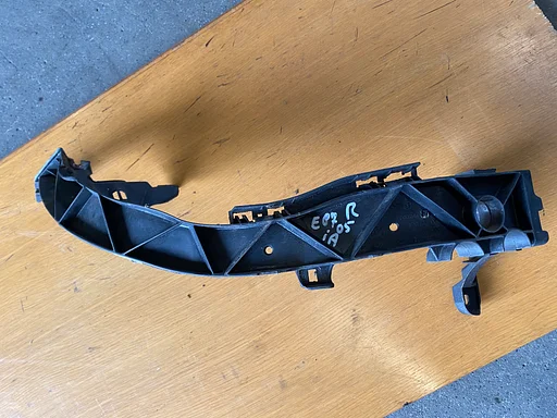 KOPLAMPHOUDER RECHTS BMW 1 SERIE OE 51647120824