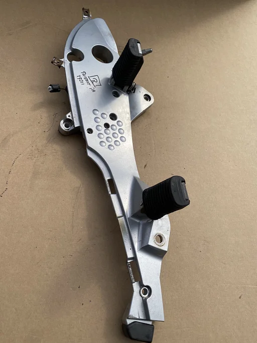 BMW R1150RT VOETSTEUN SCHETSPLAAT RECHTS