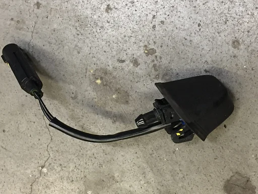 Ruitensproeiernozzle BMW E90 E91 op de motorkap