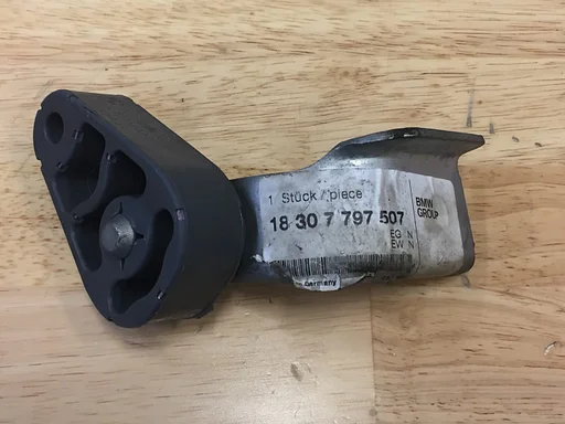 Ophangrubber uitlaat BMW E60 E61 diesel oe 18307797507