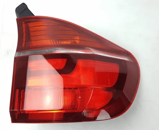 Achterlicht op zijpaneel links nieuw BMW X5 serie E70 63217227790 7227790