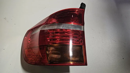 Achterlicht LED rood op zijpaneel links lichte kras BMW X5 E70 63217200817 7200817