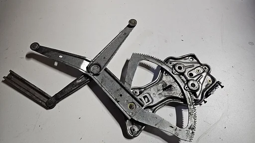 Raammechaniek linksvoor zonder motor BMW 3 serie E30 sedan touring  513319323970 19323970 51321932393 1932393