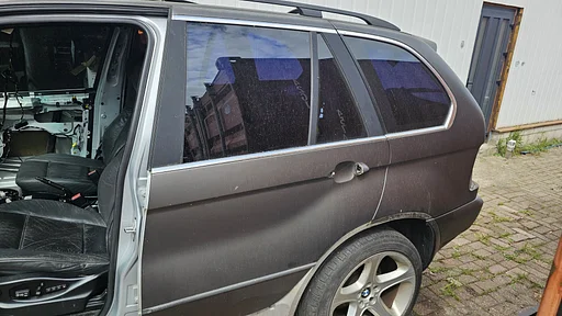 Deur portier links achterzijde BMW X 5-serie E53 kleur Titan zilver 354