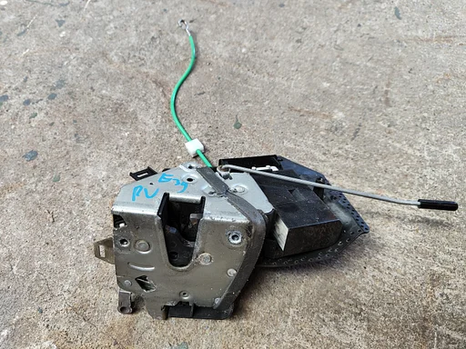 Deurslot slotmechaniek rechts voorzijde BMW E39 51218235104 8235104