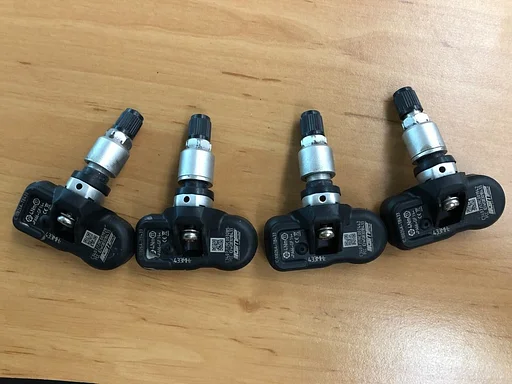 Tesla 4 x Bandenspanningssensor TPMS Ventielen 433 MHz 10826A TB433 PA66+GF14 C3407J1J9C002442 GMP FCC ID: WQ8301B433
