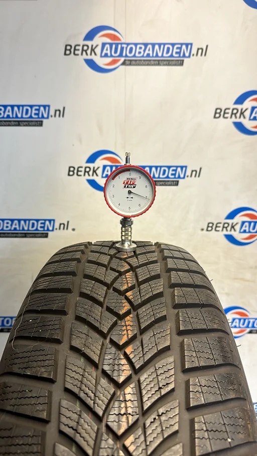 2x Goodyear Ultra Grip Performance 195/55 R20 95H 195/55/20 1955520 (Prijs = 2 banden)