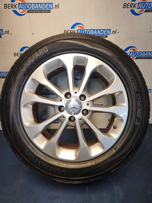 Originele Mercedes GLA Winterset 17 Inch 5x112 66.5 ET38 met 215/60/17 Vredestein Winterbanden