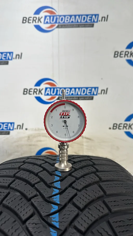 2x Falken EuroWinter HS01 245/40 R19 98V XL 245/40/19 2454019 (Prijs = 2 banden)