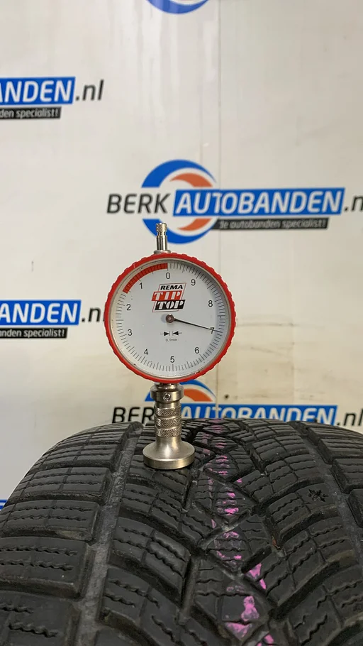 2x Goodyear Ultragrip (RFT) XL 225/50 R17 98H 225/50/17 2255017 (prijs = 2 banden)