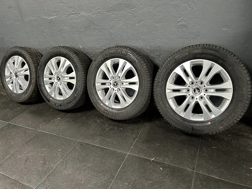 Nieuwe originele Mercedes Sprinter B907 B910 17 inch velgen 6x130 TPMS zomerbanden 235/60R17C Michelin