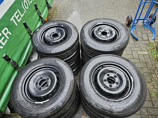 Partij 4 sets nieuwe originele Renault Master Facelift 2024 16 inch zwarte stalen velgen 5x130 TPMS zomerbanden 205/75R16C Goodyear