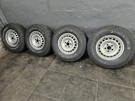 Nieuwe originele VW Crafter MAN TGE OffRoaf A/T 4x4 16 inch stalen velgen 5x120 AllSeasonBanden 245/75R16 Triangle