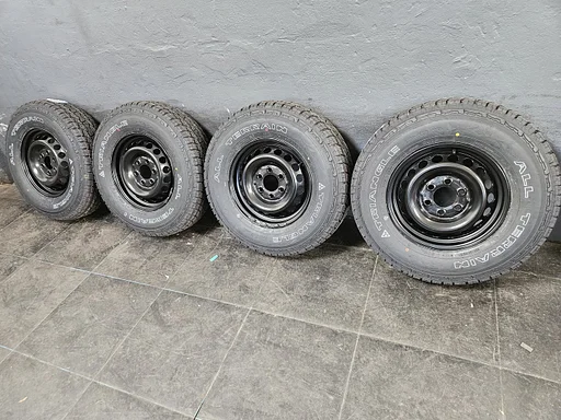 Nieuwe originele Mercedes Sprinter OffRoad A/T 4x4 16 inch zwarte stalen velgen 6x130 AllSeasonBanden 245/75R16 Triangle