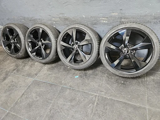 6mm! Originele Audi A3 8Y 18 inch zwarte Rotor velgen 5x112 zomerbanden 225/40R18 Bridgestone