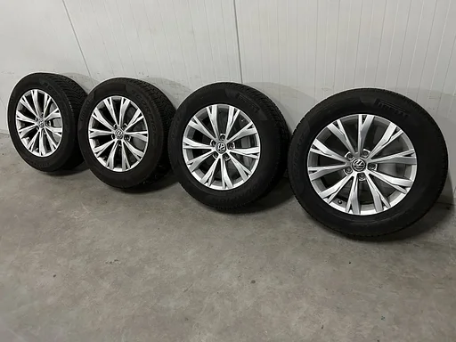 6mm! Originele VW Tiguan II 5NA Montana 17 inch velgen 5x112 winterbanden 215/65R17 Pirelli