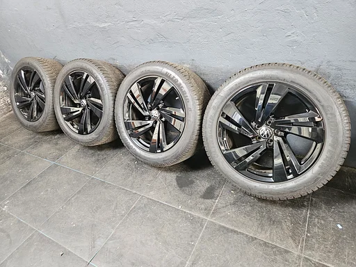 6mm! Originele VW Touareg CR7 Nevada 20 inch zwarte velgen TPMS 5x112 winterbanden 285/45R20 Goodyear