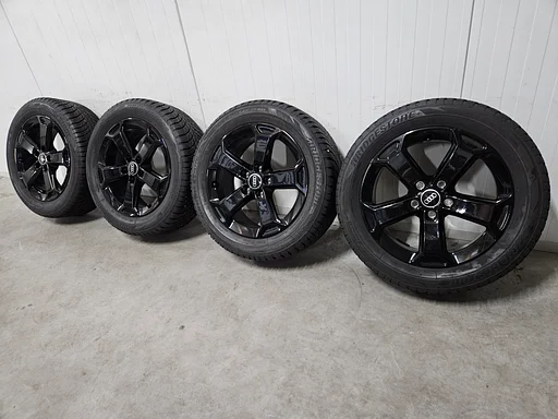 8mm! Originele Audi Q2 81A 17 inch zwarte velgen 5x112 winterbanden 215/55R17 Bridgestone