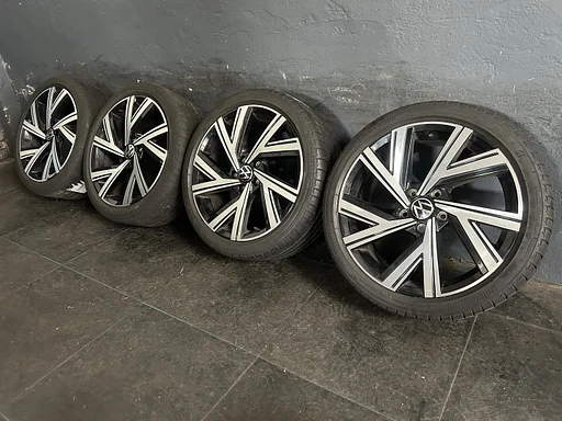 6mm! Originele VW Golf 8 5H Bergamo 18 inch zwarte velgen 5x112 zomerbanden 225/40R18 Bridgestone