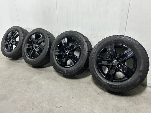 7mm! VW Crafter MAN TGE 17 inch zwarte velgen TPMS 5x120 AllSeasonBanden 235/60R17C Vredestein