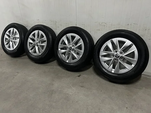 8mm! Originele Skoda Fabia 6VA 15 inch velgen 5x100 zomerbanden 185/65R15 Goodyear