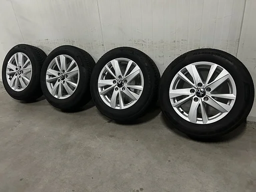 7mm! Originele VW Touran 5TA Karlstad 16 inch velgen 5x112 AllSeasonBanden 205/60R16 Minerva