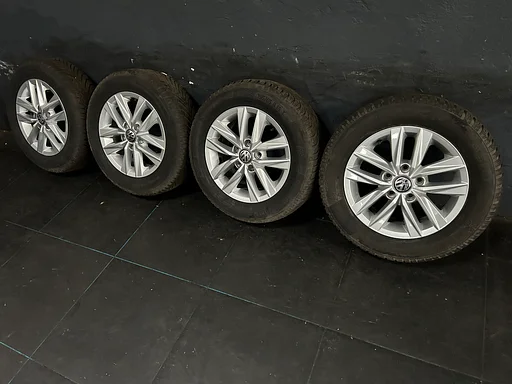 6-7mm! Originele VW Caddy Colundra 15 inch velgen 5x112 winterbanden 195/65R15 Continental