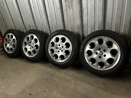 8mm! Originele Alfa Romeo 166 5x108 16 inch velgen winterbanden 205/55R16 Vredestein