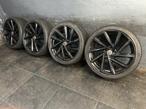 6mm! Audi A3 VW Caddy Golf Leon Spielberg look 19 inch zwarte velgen 5x112 AllSeasonBanden 235/35R19 Vredestein