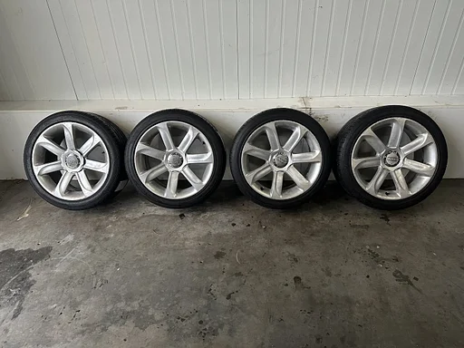 Zomerbanden set op 18" originele Turbine velgen Audi TT MK2 ( 2006-2014 )