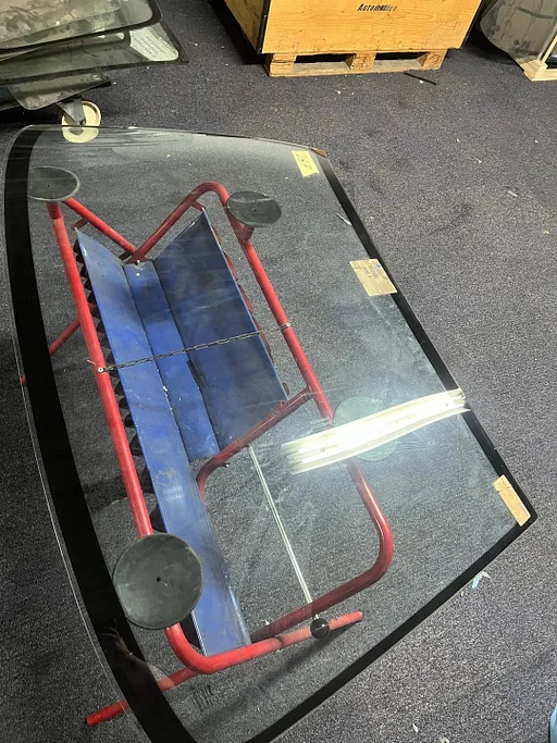 MITSUBISHI LANCER IV C60 01/89 - 12/92 4D SEDAN VOORRUIT GELAAGD BLAUW