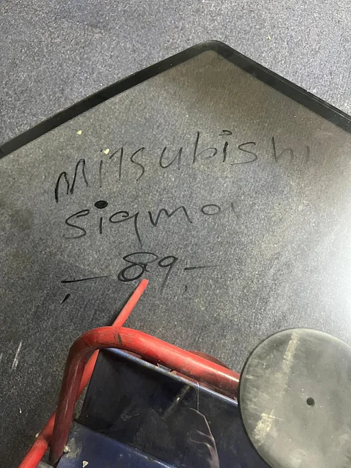 MITSUBISHI SIGMA 91 - 4D SEDAN (F16) VOORRUIT GELAAGD GRIJS/GRIJS MET SPIEGELSTEUN