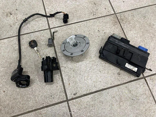 Slotset met ECU voor de Honda VFR1200 2010 - 2017 contactslot sleutel tankdop ecu 202228