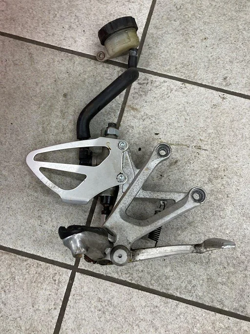 Voetsteun rechts Honda CBR600F4i sport 2001 - 2006 rechter schetsplaat rempedaal 202203