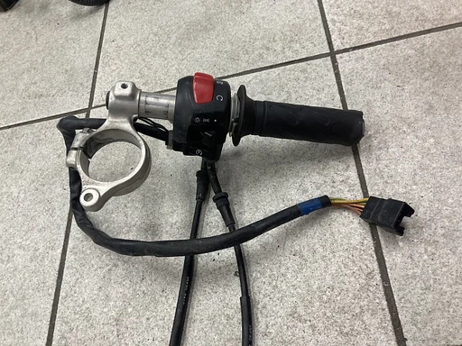 Rechter Clip-On für die Suzuki GSXR 750 K1 2000 - 2003 GSX-R rechter rechter Clip-On Lenker Lenkerset 2024002