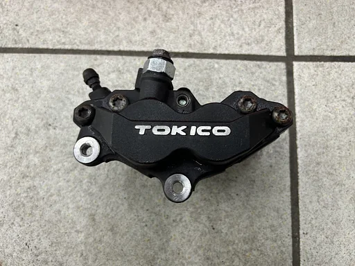 Remklauw links voor de Suzuki GSR 600 2006 - 2010 GSR600 linkse linker voorremklauw voorrem 2024012