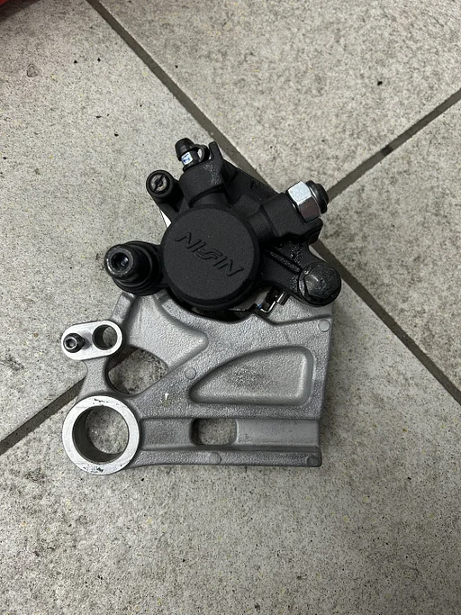 Achterremklauw voor de Yamaha XSR 900 2022 - 2023 schetsplaat beugel steun 2024011