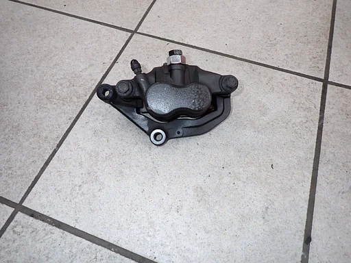 Voorremklauw links Yamaha MT03 2006 - 2013 MT 03 MT-03 linker linkse remklauw 2024021