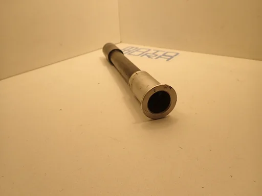 Vooras voor de Suzuki GSXR 1000 2001 K1 - K2 2002 GSX-R voor as voorwielas voorwiel GSX-R GSX1000R 2024002