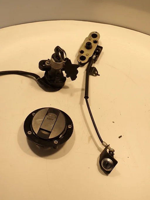 Slotenset voor de Suzuki SV 1000 2003 - 2007 SV1000 slotset sleutel contactslot 2024039
