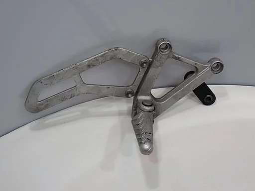 Voetsteun rchts voor de Aprilia RSV Mille 1000 1998 - 2003 GEN1 rechter rechtse schetsplaat 2024018