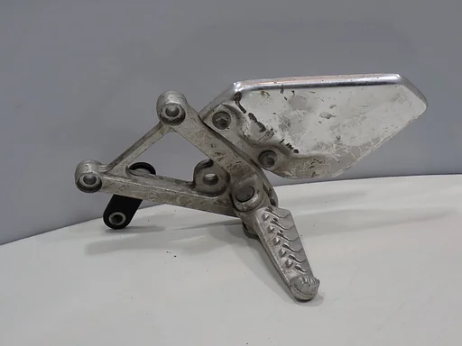 Voetsteun links voor de Aprilia RSV Mille 1000 1998 - 2003 GEN1 linker linkse schetsplaat 2024018